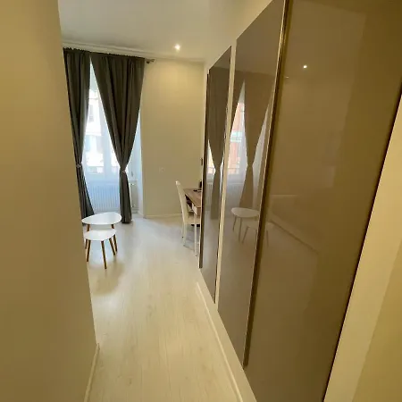 Quintus Luxury בית הארחה